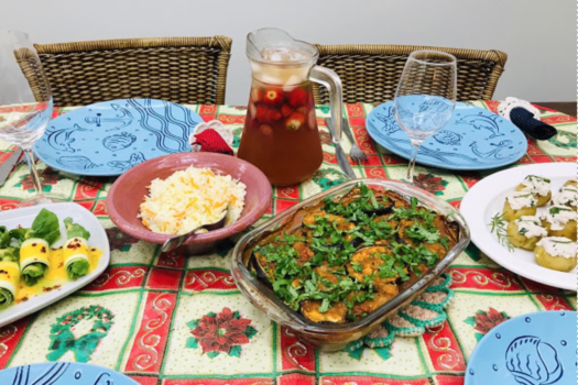 mesa posta para o natal com pratos veganos diversos