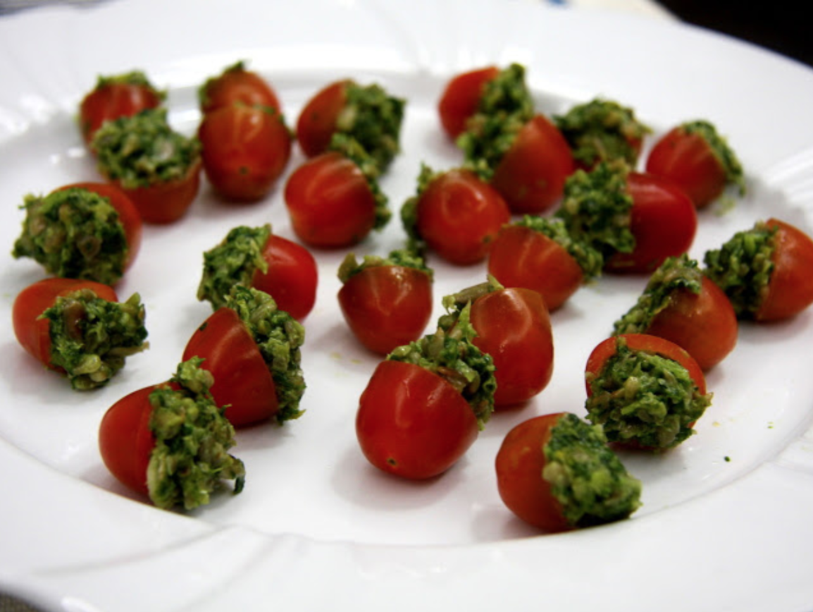 tomatinhos recheados com pesto em um prato
