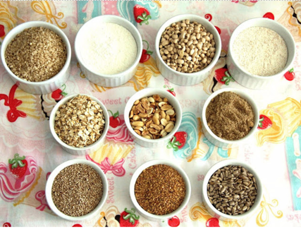 vários tipos de grãos, leguminosas e sementes em potinhos